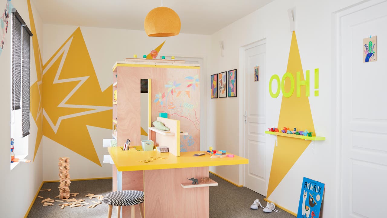 Diapositive Des formes graphiques à la peinture jaune