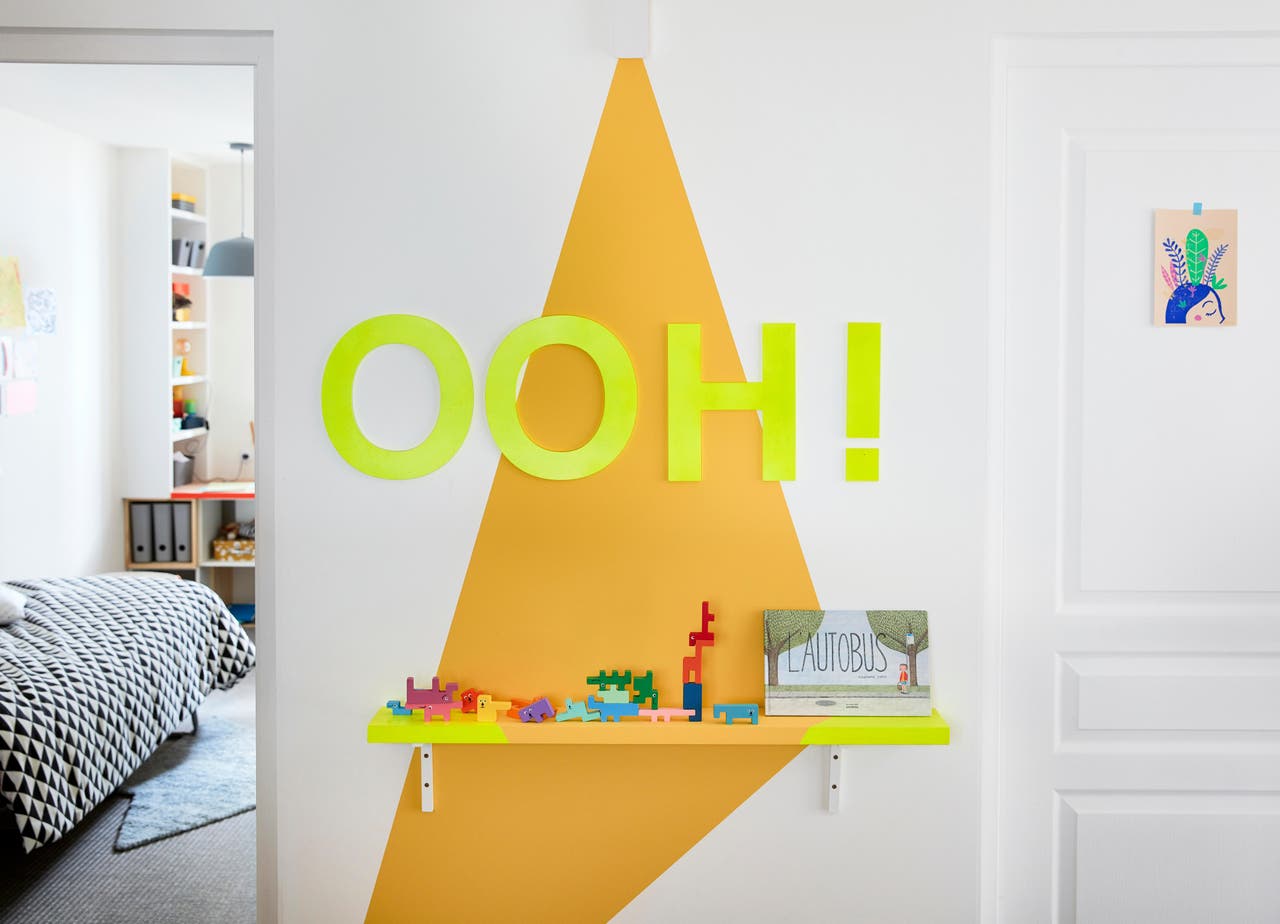 Diapositive Un motif à la peinture jaune pour une déco pop