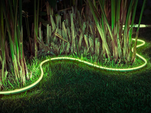 photo de ruban led dans le jardin pour indiquer son chemin