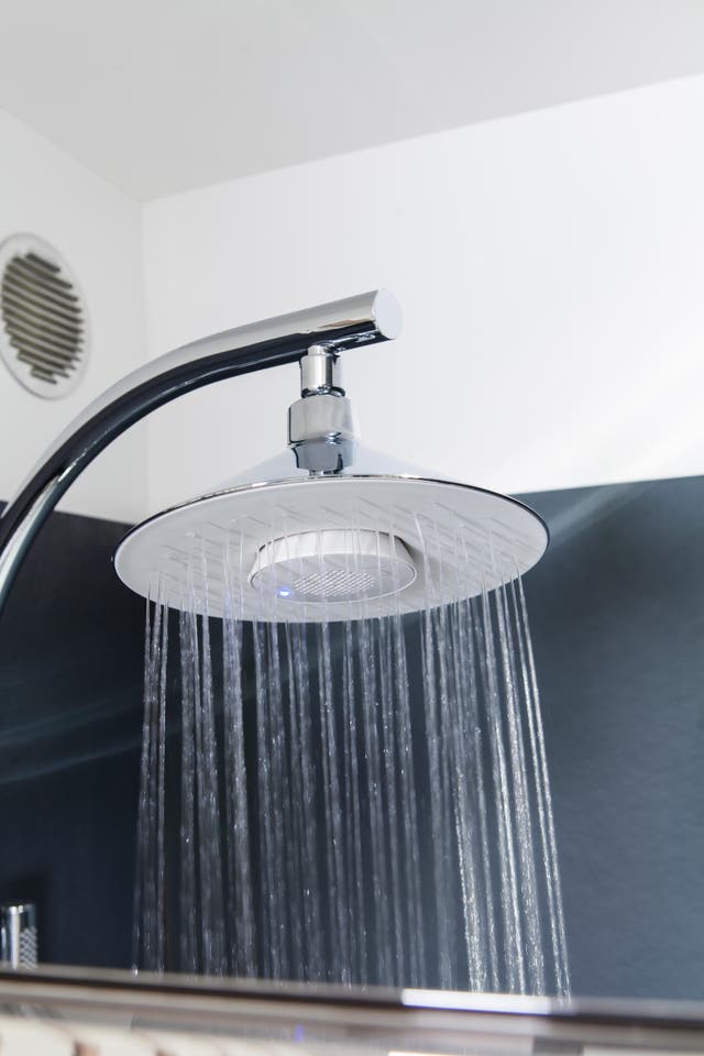 photo d'un pommeau de douche pour écouter de la musique