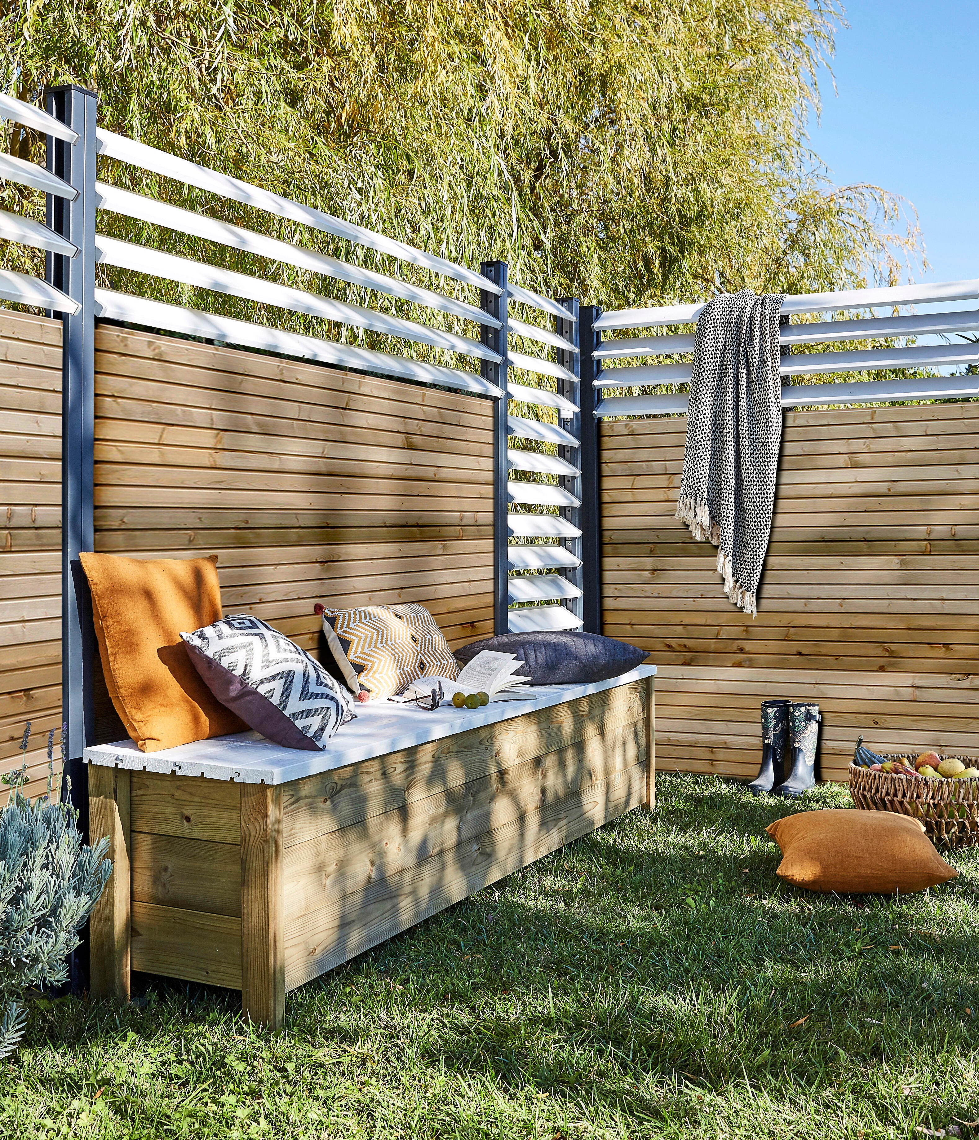 clôture de jardin en bois palissade-moderne-amenagement-exterieur