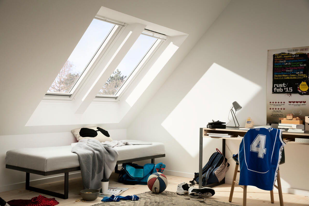 VELUX 114 x 118 Tout confort EverFinish polyuréthane blanc à rotation GGU SK06 - 5