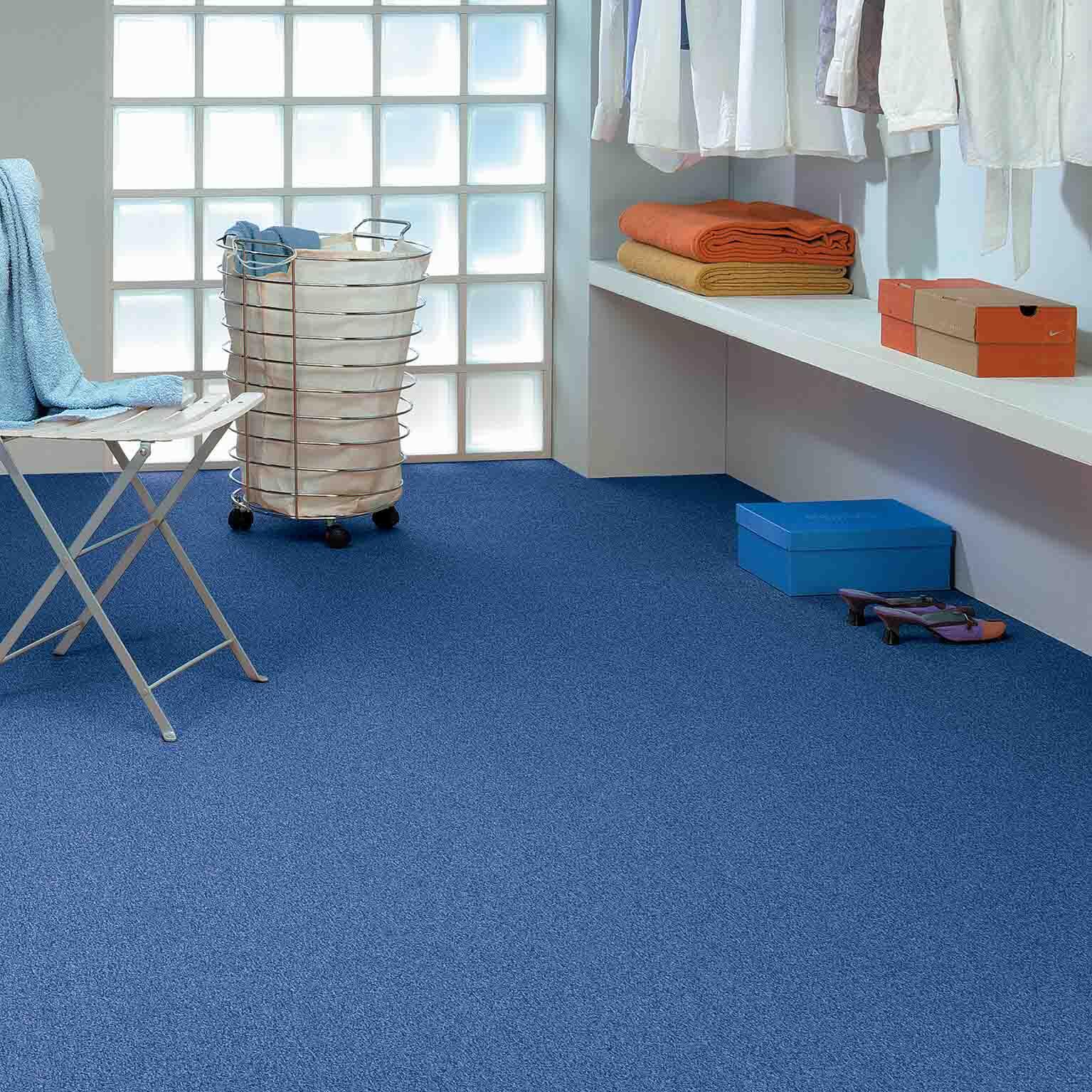 Moquette velours ras cercle bleu, Centaure 168 roi, rouleau l.4 m - 2