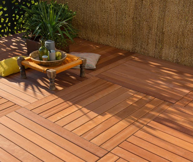 photo de dalles en bois sur une terrasse