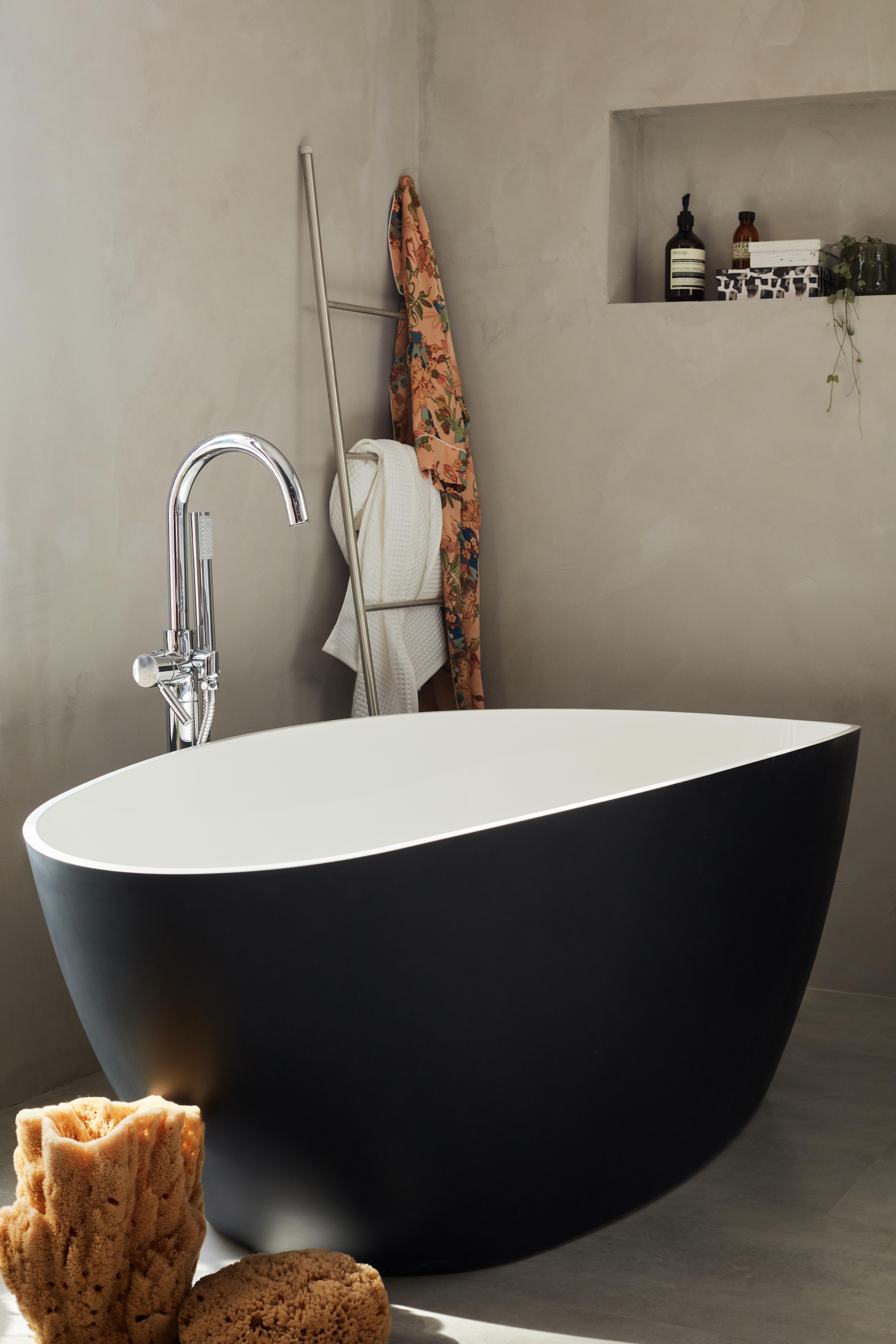 Baignoire îlot ovale l.71 x L.156cm noir et blanc Stori - 3