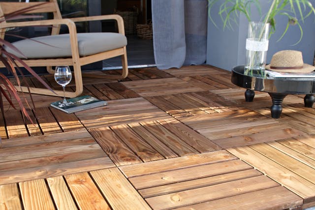 photo de dalles en bois sur une terrasse avec un petit salon de jardin