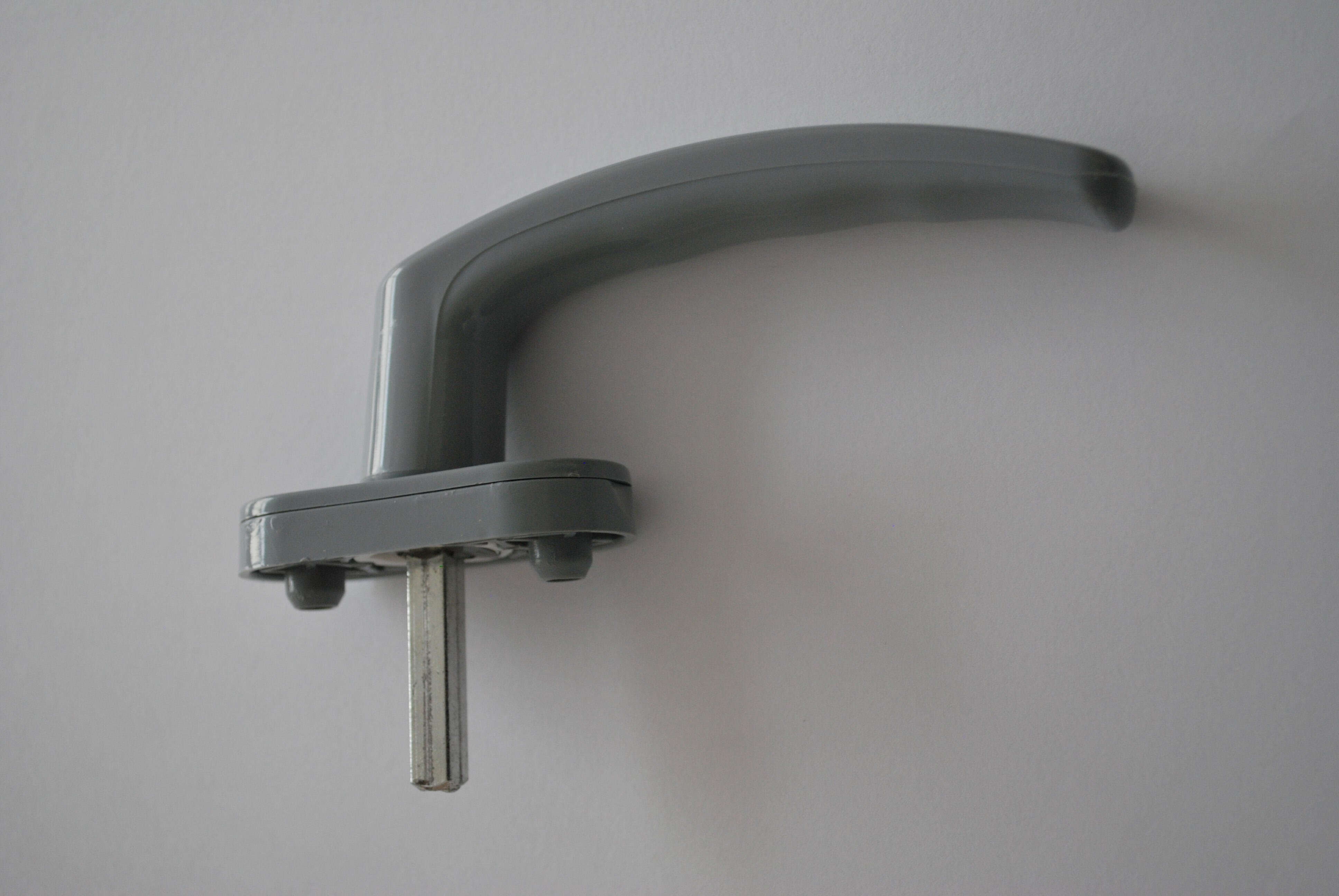 Poignée PVC coloris gris inox pour fenêtre PVC - 2