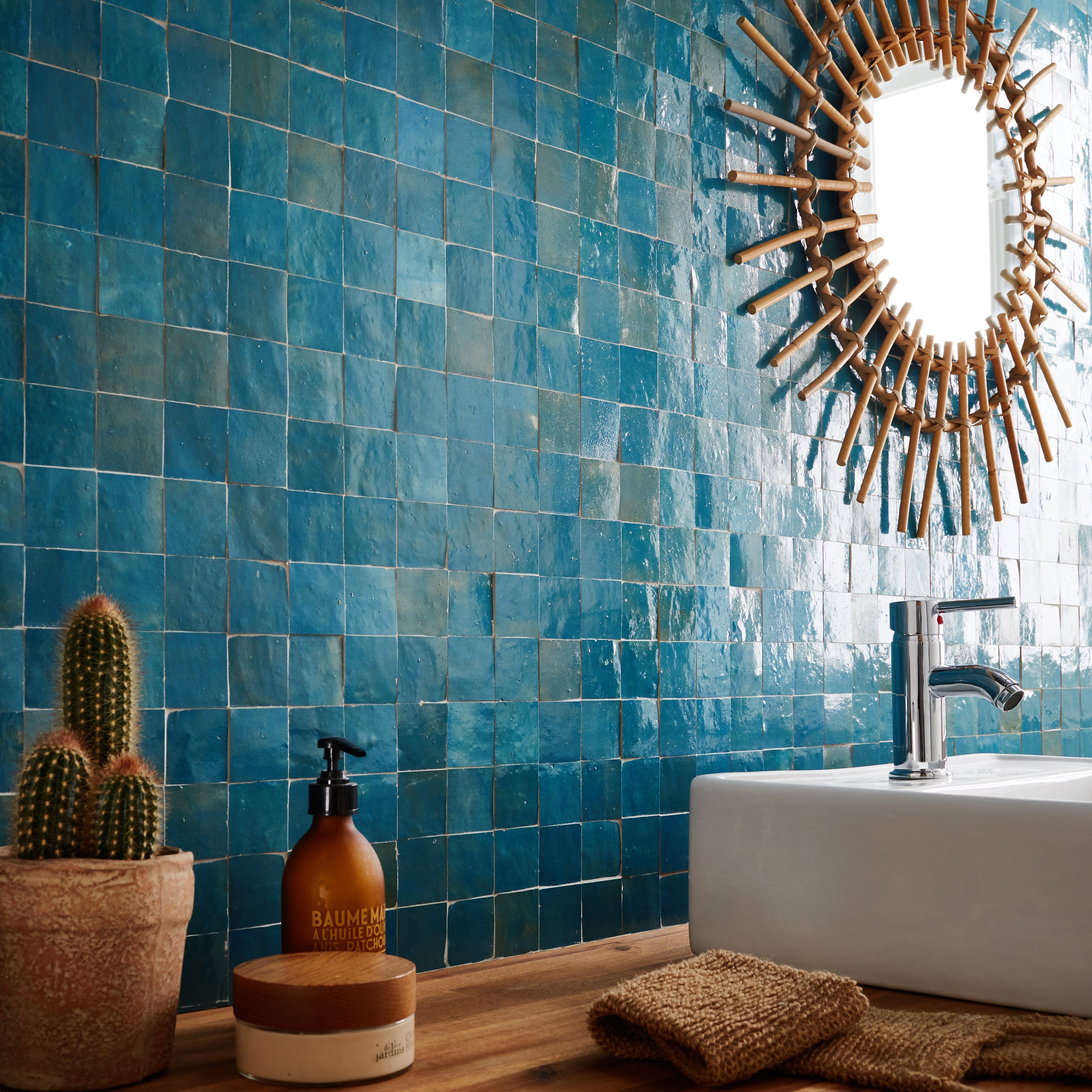 Красивая плитка на стены. Мозаика для ванной. Мозаика в интерьере ванной комнаты. Необычная плитка для ванной. Мозаика на стене в ванной.