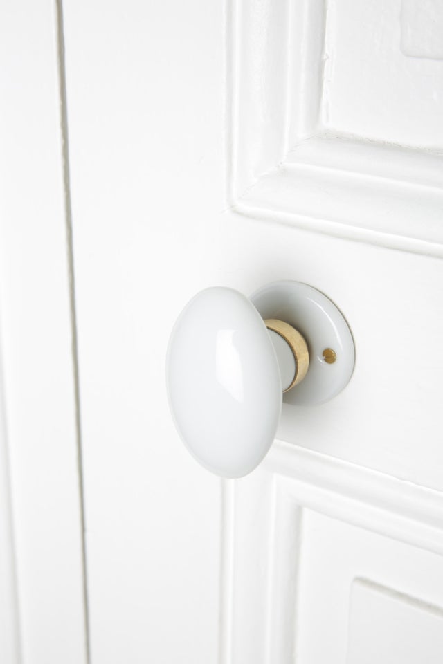 Bouton sur rosace MERIGOUS sans trou porcelaine de limoges blanc/laiton D5