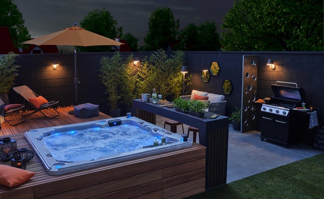 photo d'un jardin en soirée éclairé avec un spa à bulle
