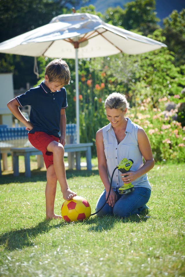 photo d'une maman avec son enfant gonflant un ballon