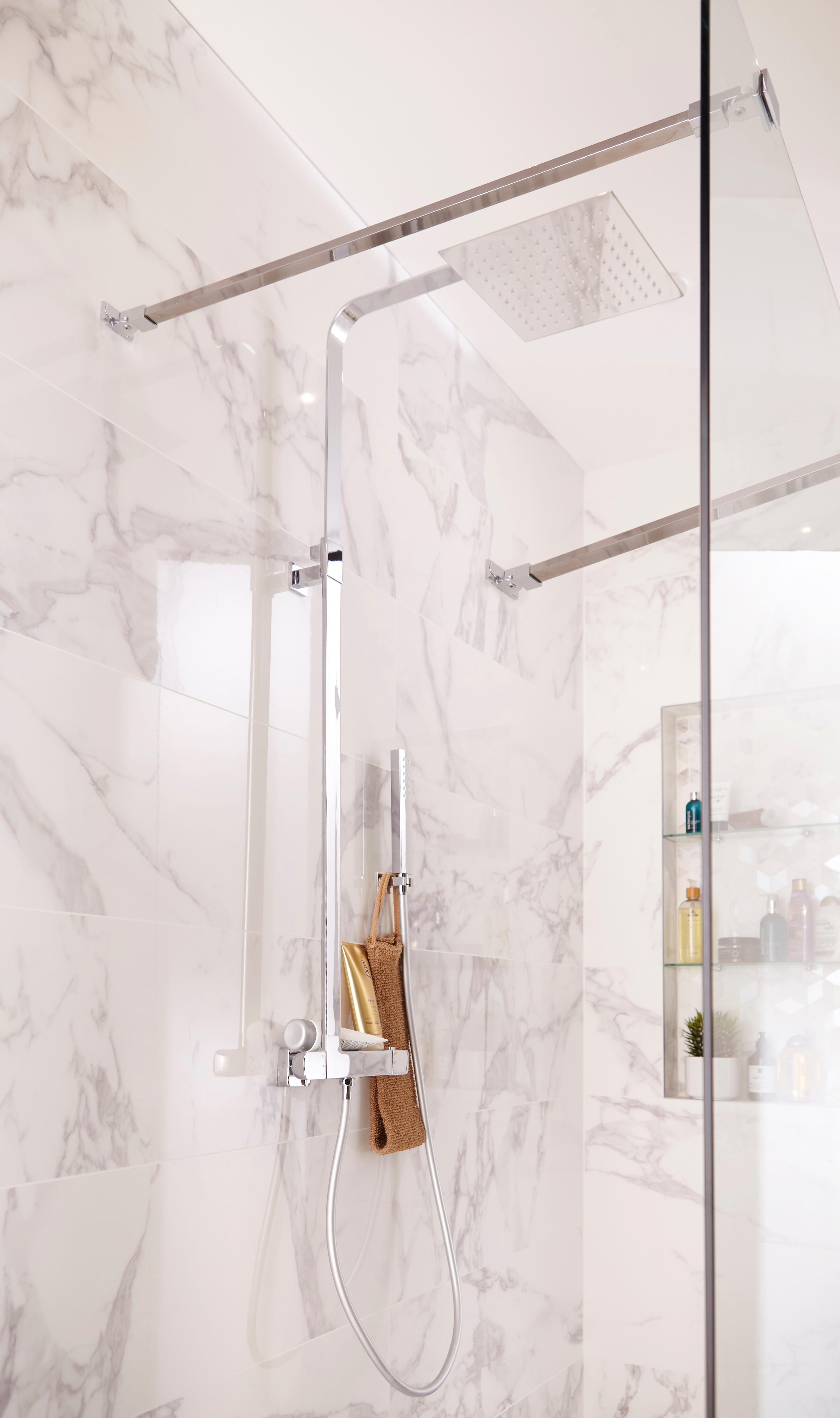 Une design dans une douche à l'italienne effet marbre