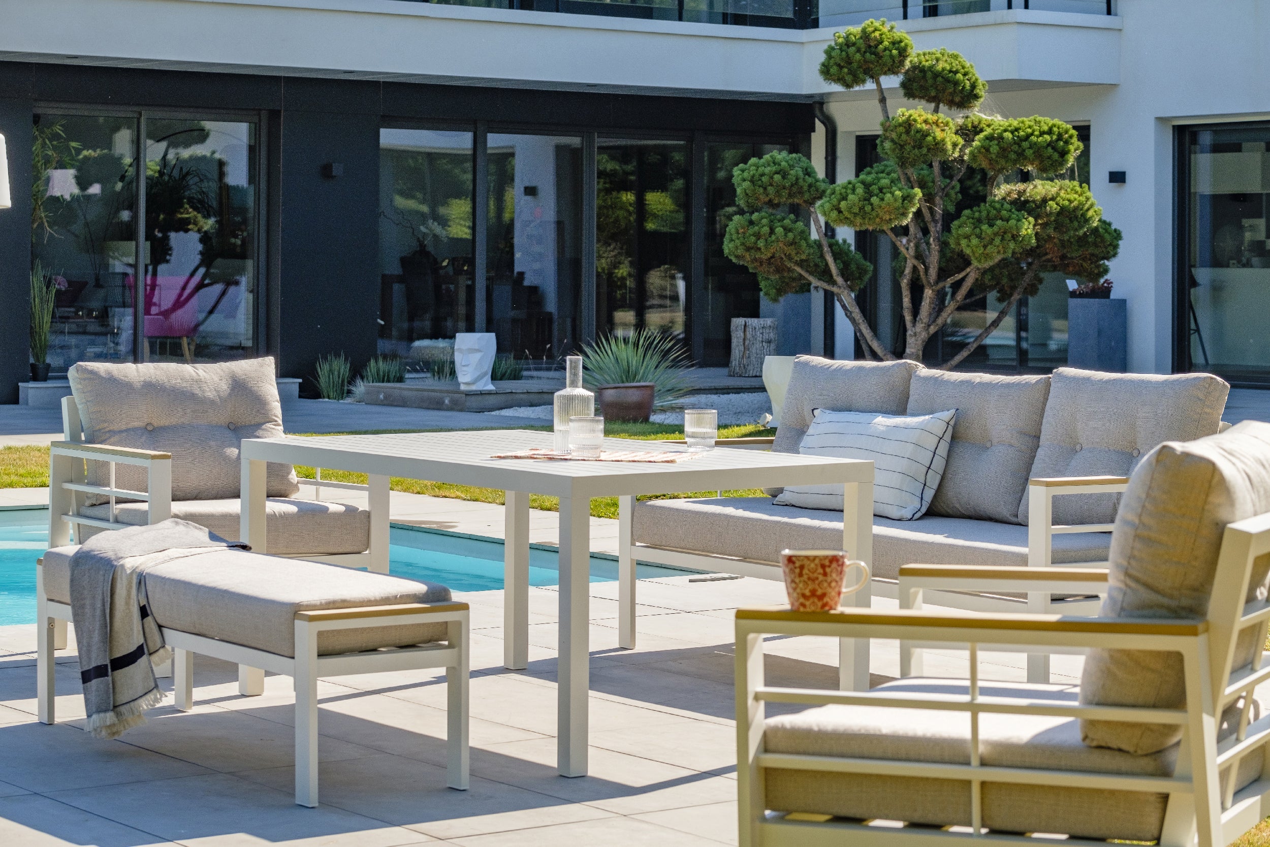 Salon de jardin blanc Cayenne DCB GARDEN, 7 personnes - 5