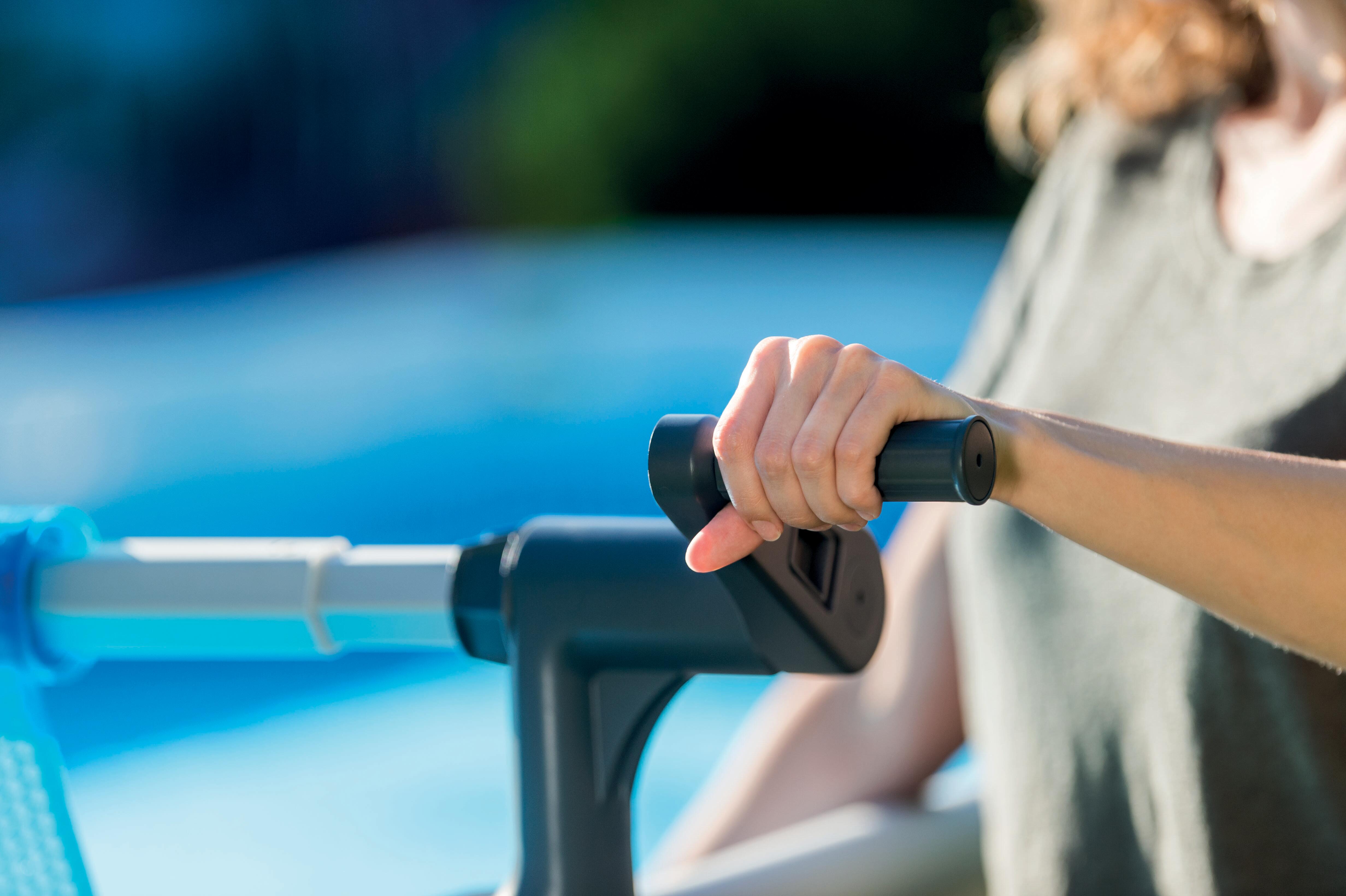 Enrouleur de bâches à bulles manuel INTEX pour piscine rectangulaire - 8