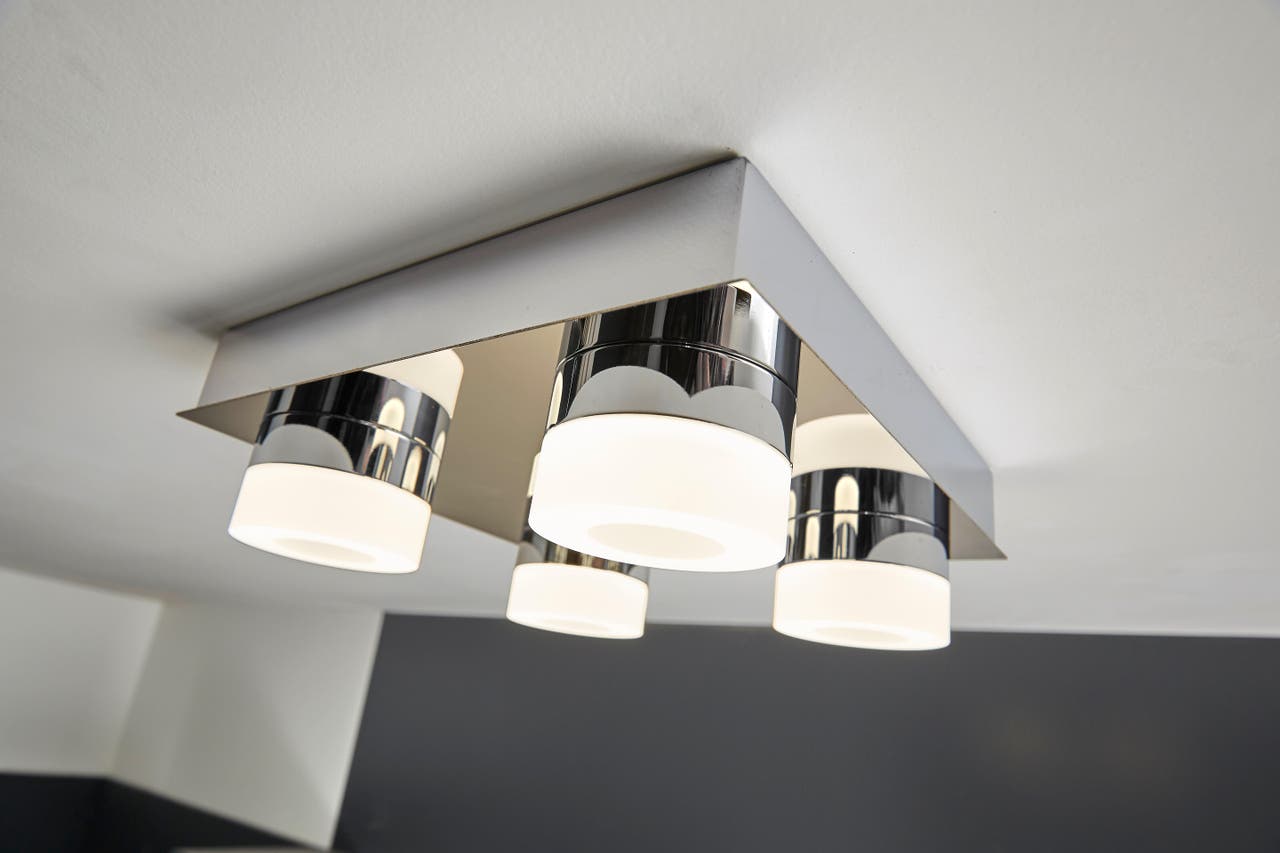 Diapositive Un plafonnier design pour la salle de bains
