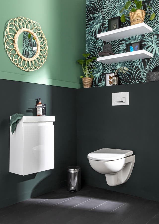Photo Leroy Merlin de WC ambiance nature avec du papier peint. 