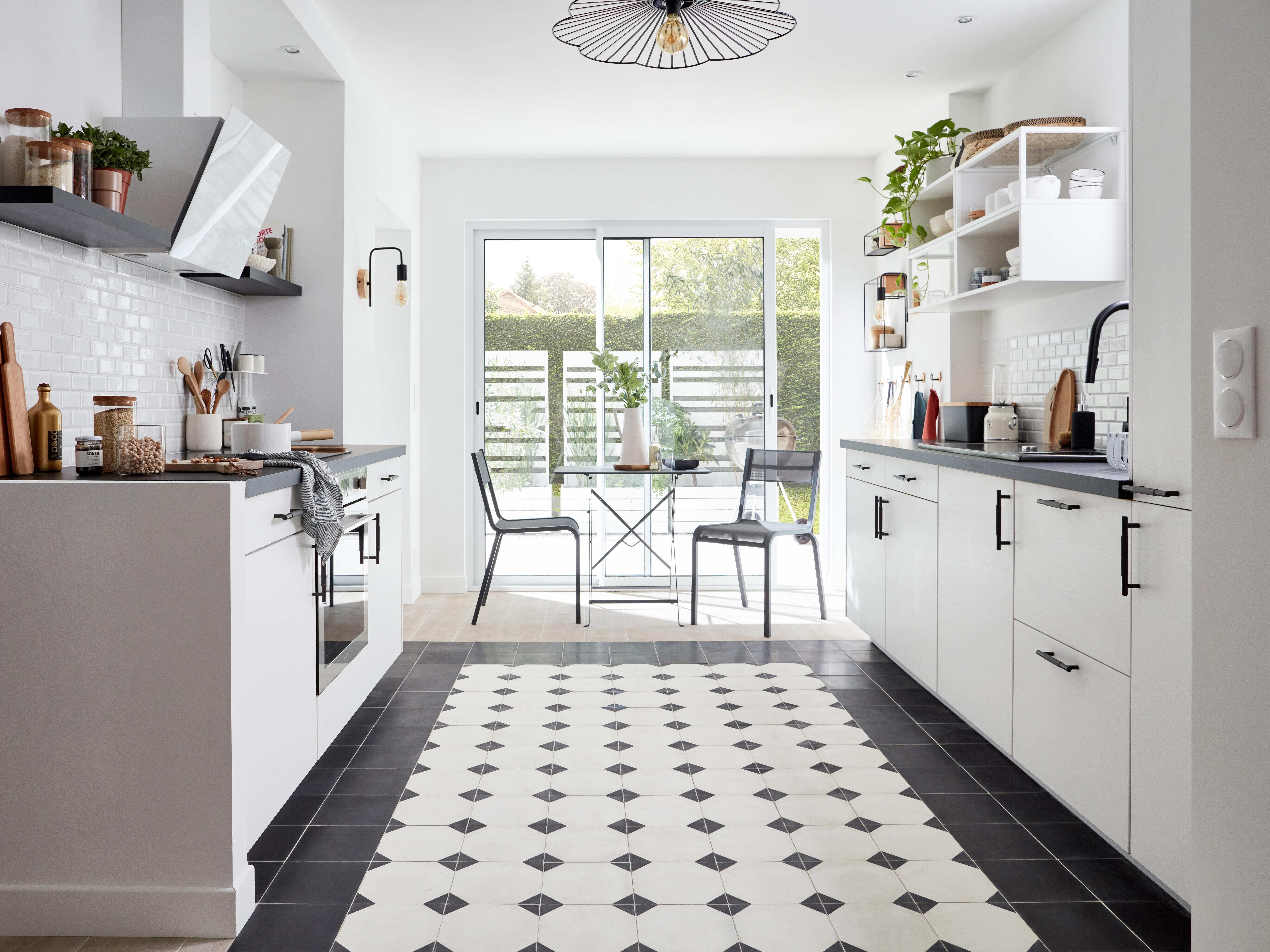 pavimento cerâmico preto e branco de uma cozinha