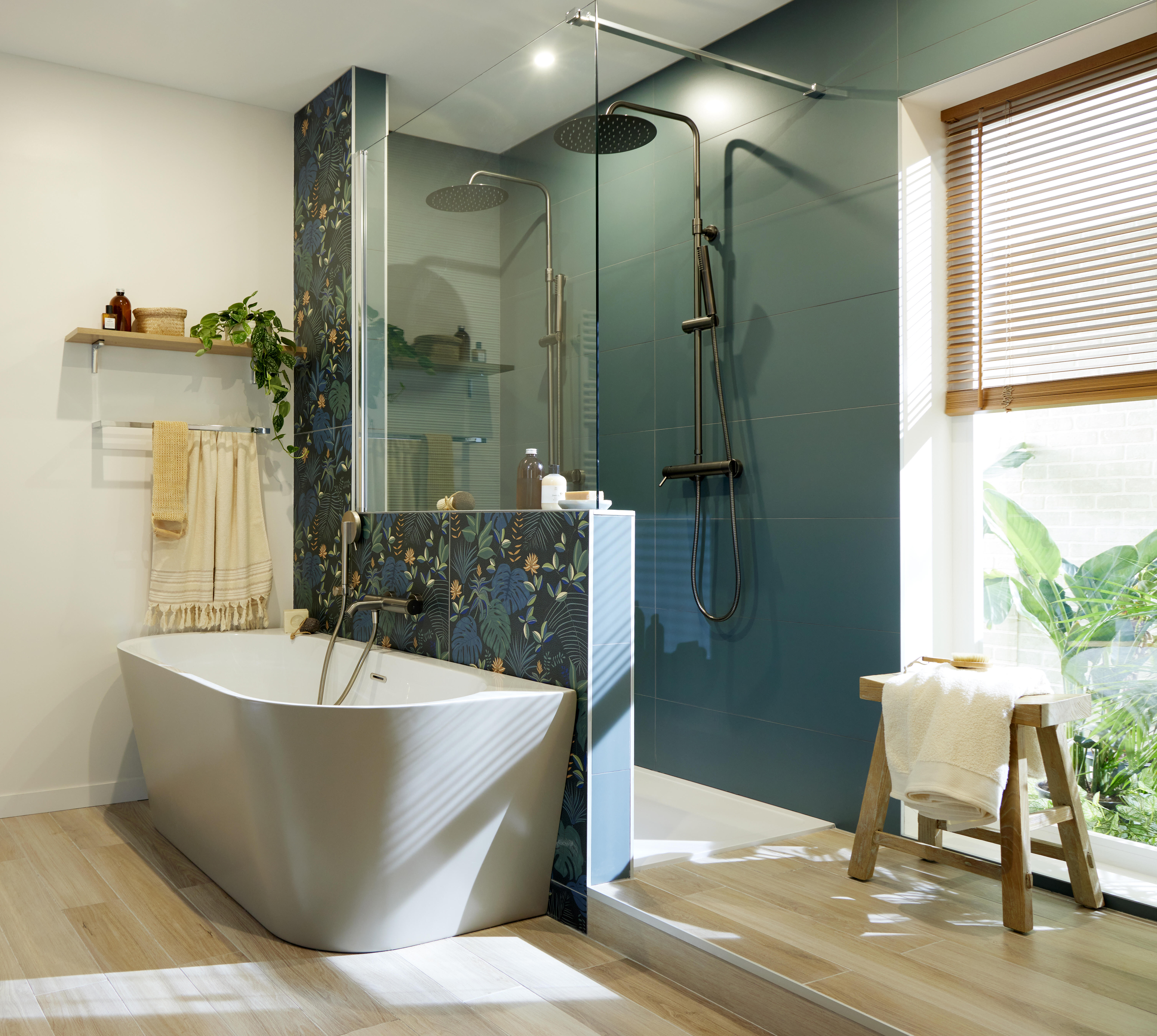 Une douche à l’italienne fermée par une demicloison stylée Leroy Merlin