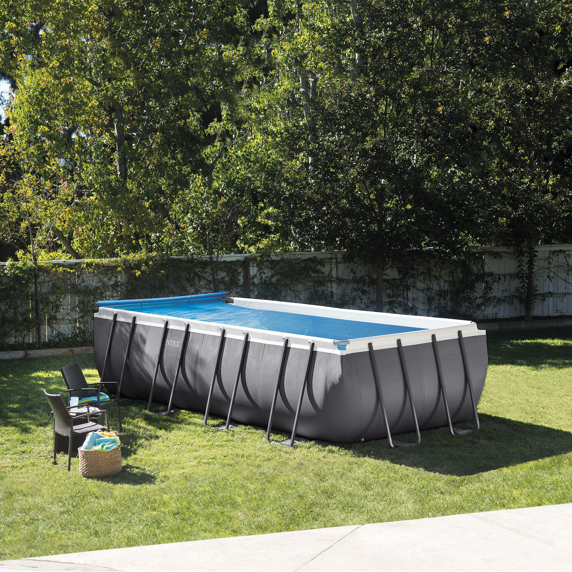 Enrouleur de bâches à bulles manuel INTEX pour piscine rectangulaire - 2
