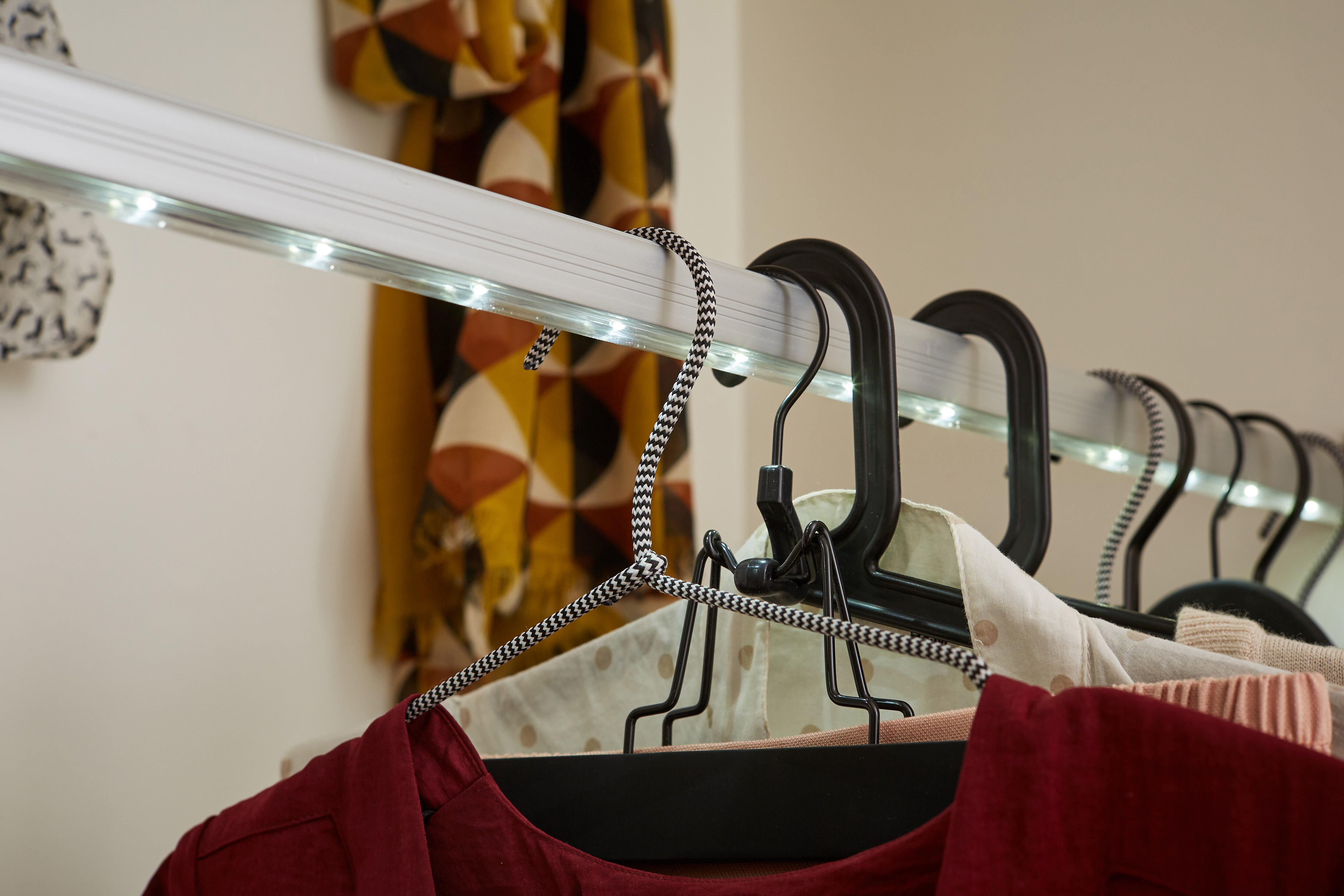 Lot de 4 cintres polypropylène noir, H.20.5 x l.39.5 x Ep.1.52 cm - 5