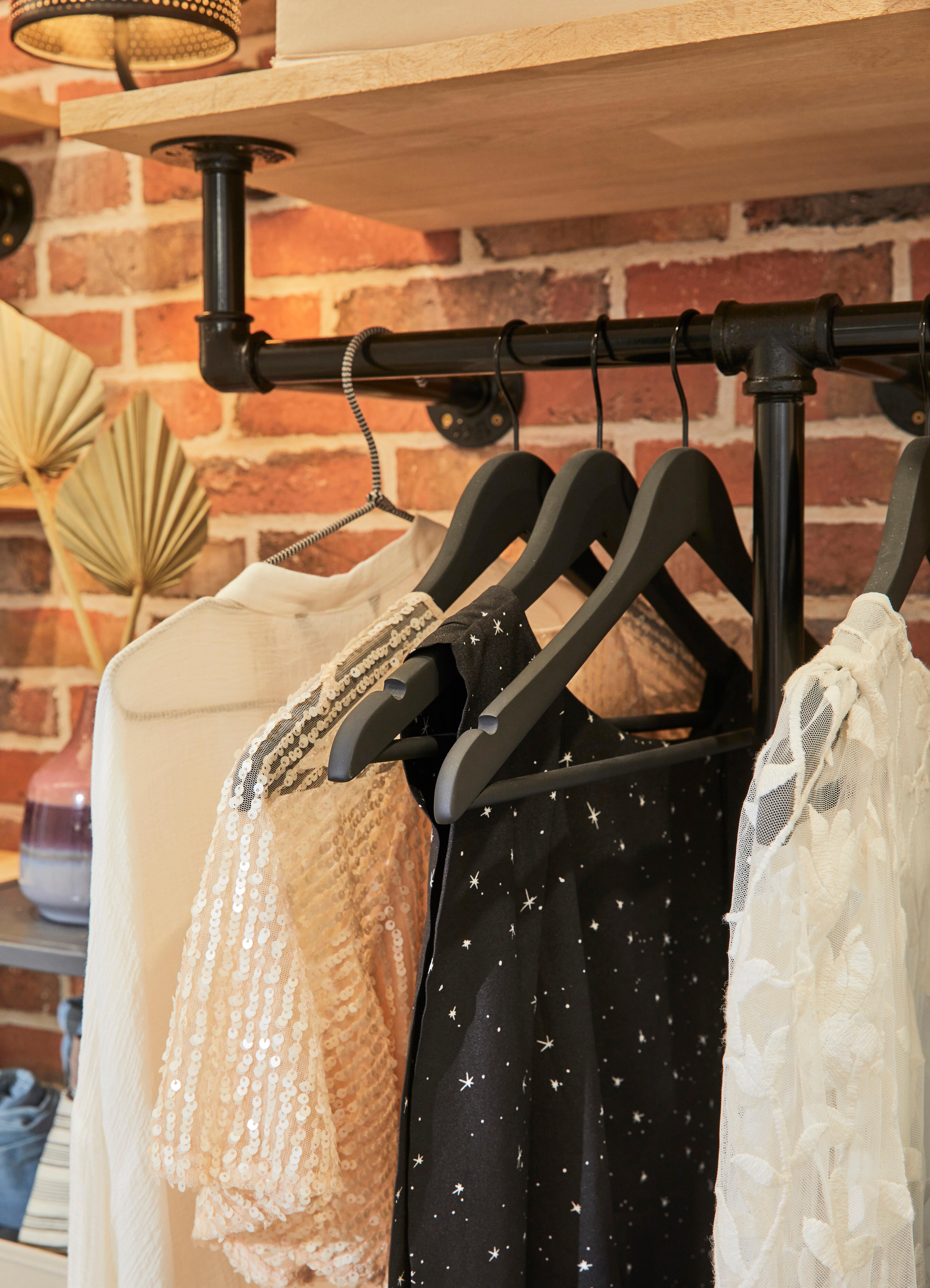 Lot de 4 cintres bois et acier noir, H.23 x l.44.5 x P.4.8 cm - 2