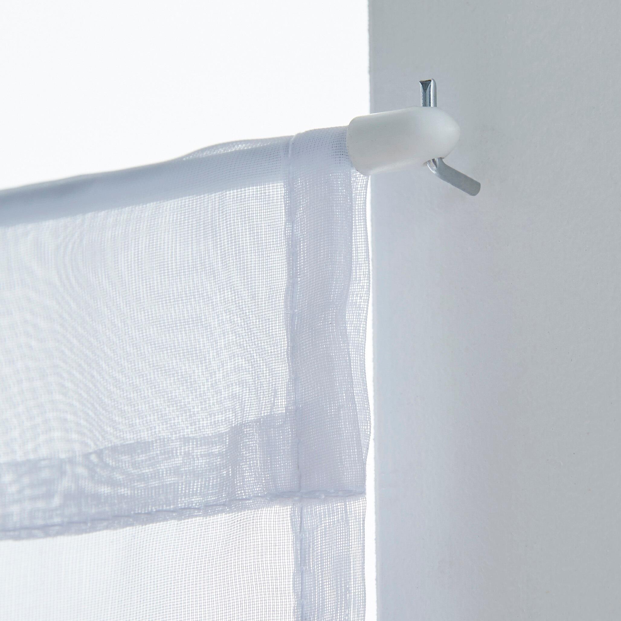 Come appendere le tende senza bucare gli infissi e i muri di casa