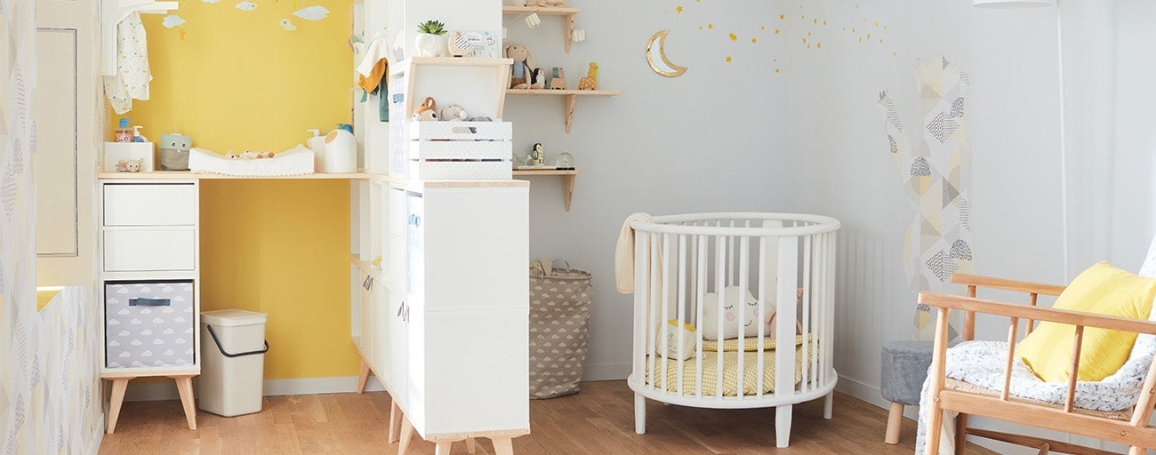 Une chambre de bébé grise et jaune
