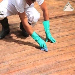 Comment nettoyer une terrasse en bois qui verdit ? 6 Solutions