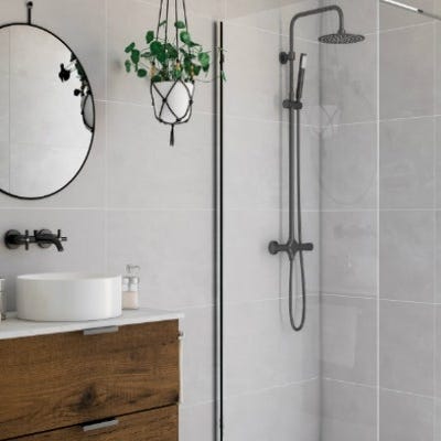 Nowoczesny prysznic z szarymi panelami PCV na ścianach