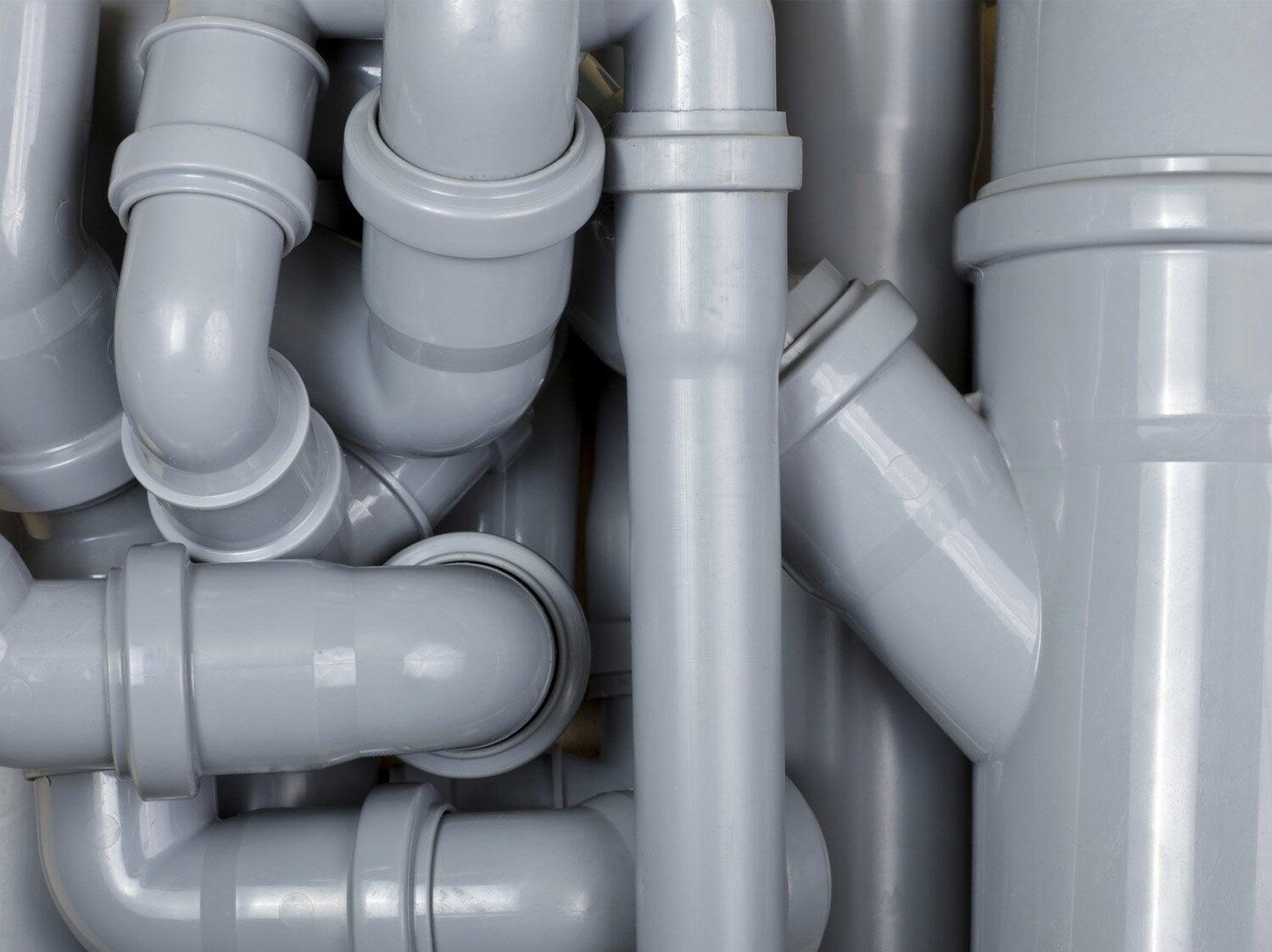 Comment créer une évacuation d'évier en tubes PVC ?