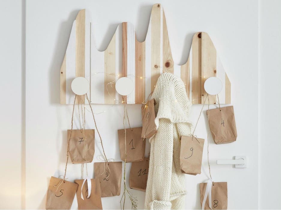 photo d'un calendrier de l'avent en porte-manteau