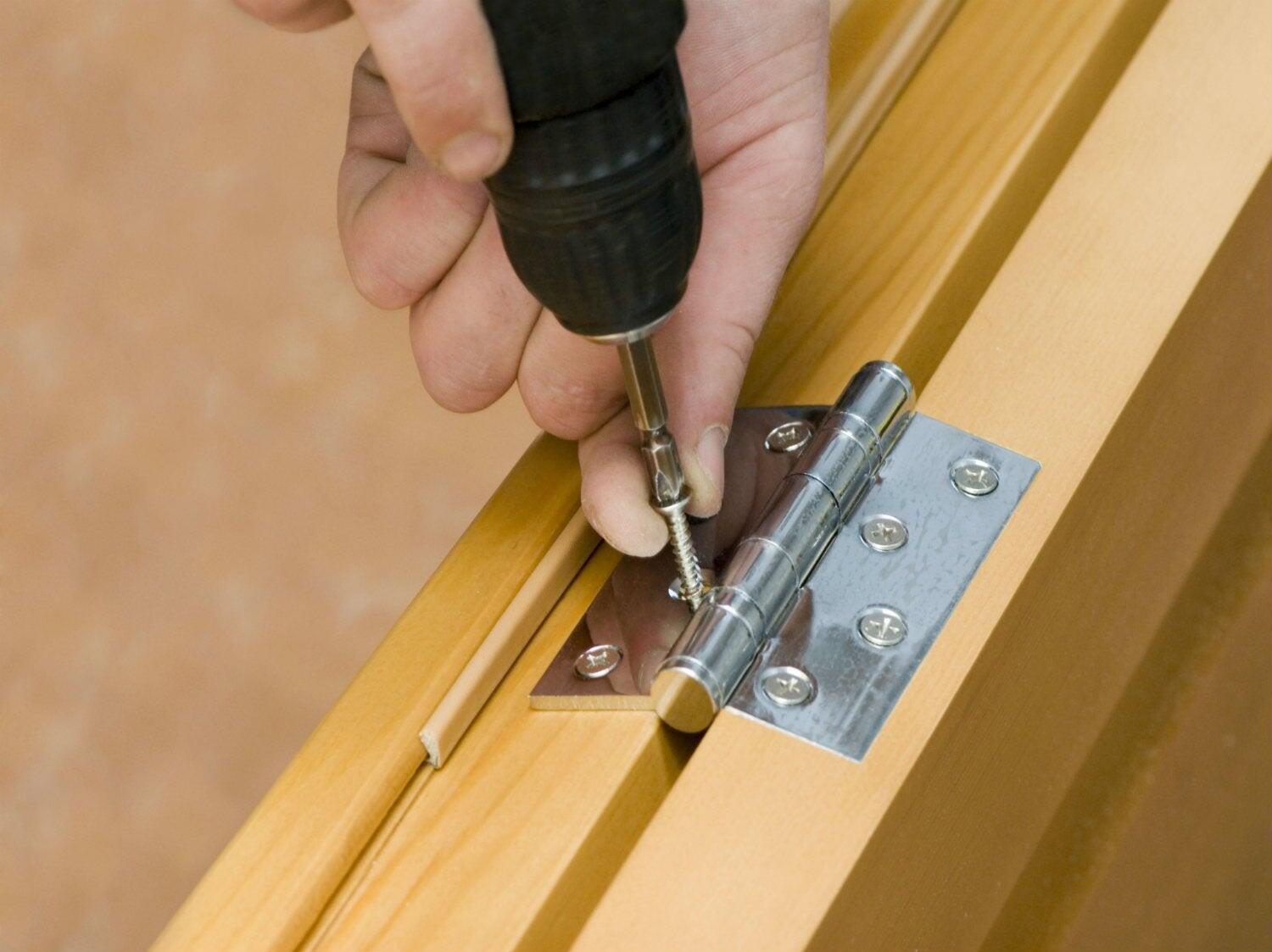 como instalar dobradiças numa porta