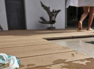 photo d'une terrasse en bois au bord de la piscine