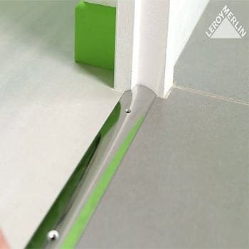DIY : posez vous-même une barre de seuil pour vos portes intérieures