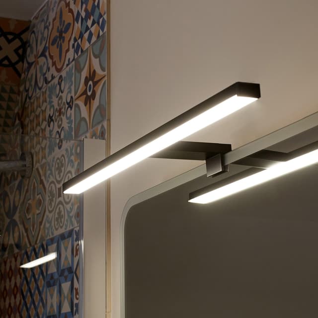 photo de spot au dessus du miroir