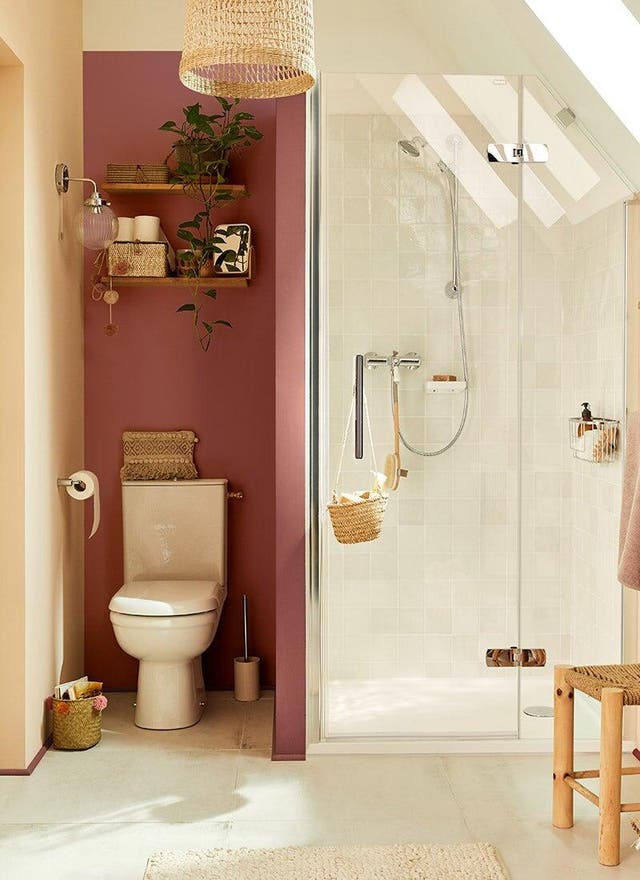 Photo Leroy Merlin de WC aux murs roses. 