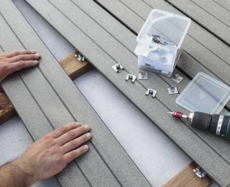 photo de la pose de lames en bois pour terrasse