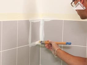 aplicar o primário nas juntas dos azulejos