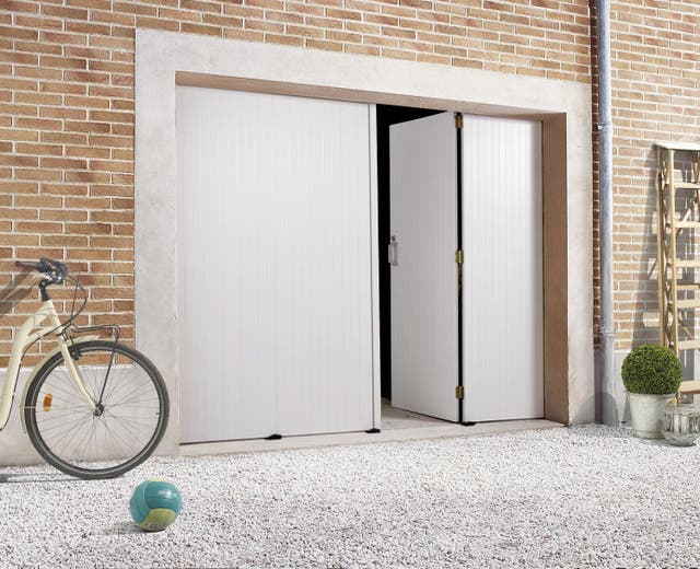  une-porte-de-garage-avec-la-possibilite-d-ouvrir-une-seule-partie