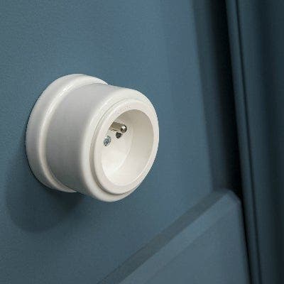 Une cloison de rangement dans l'entrée