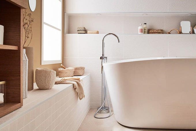 photo d'une salle de bains avec un zoom sur la baignoire et la déco attenante