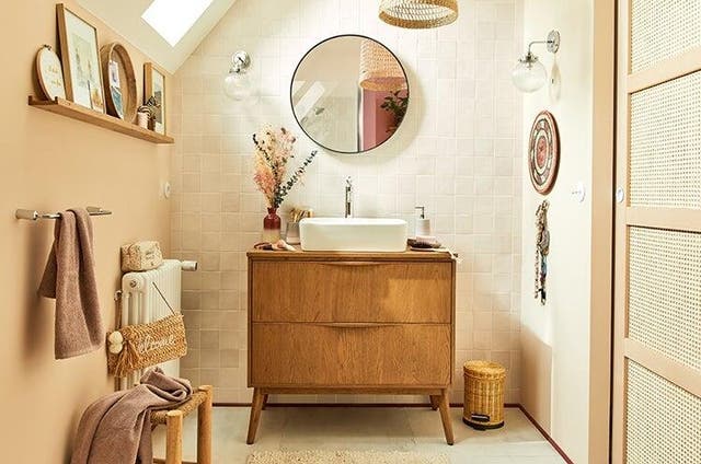 photo d'une salle de bain avec une mise en avant sur la petite décoration, dans les tons bois et beige