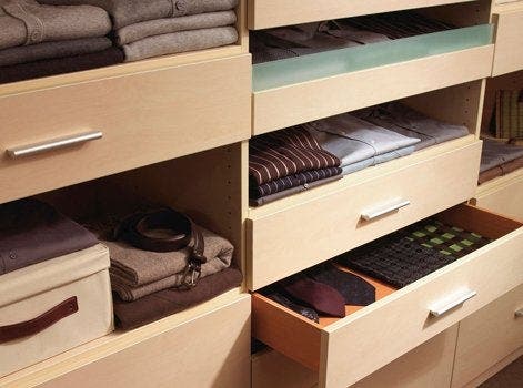 photo de tiroirs et portes ouvertes d'un dressing