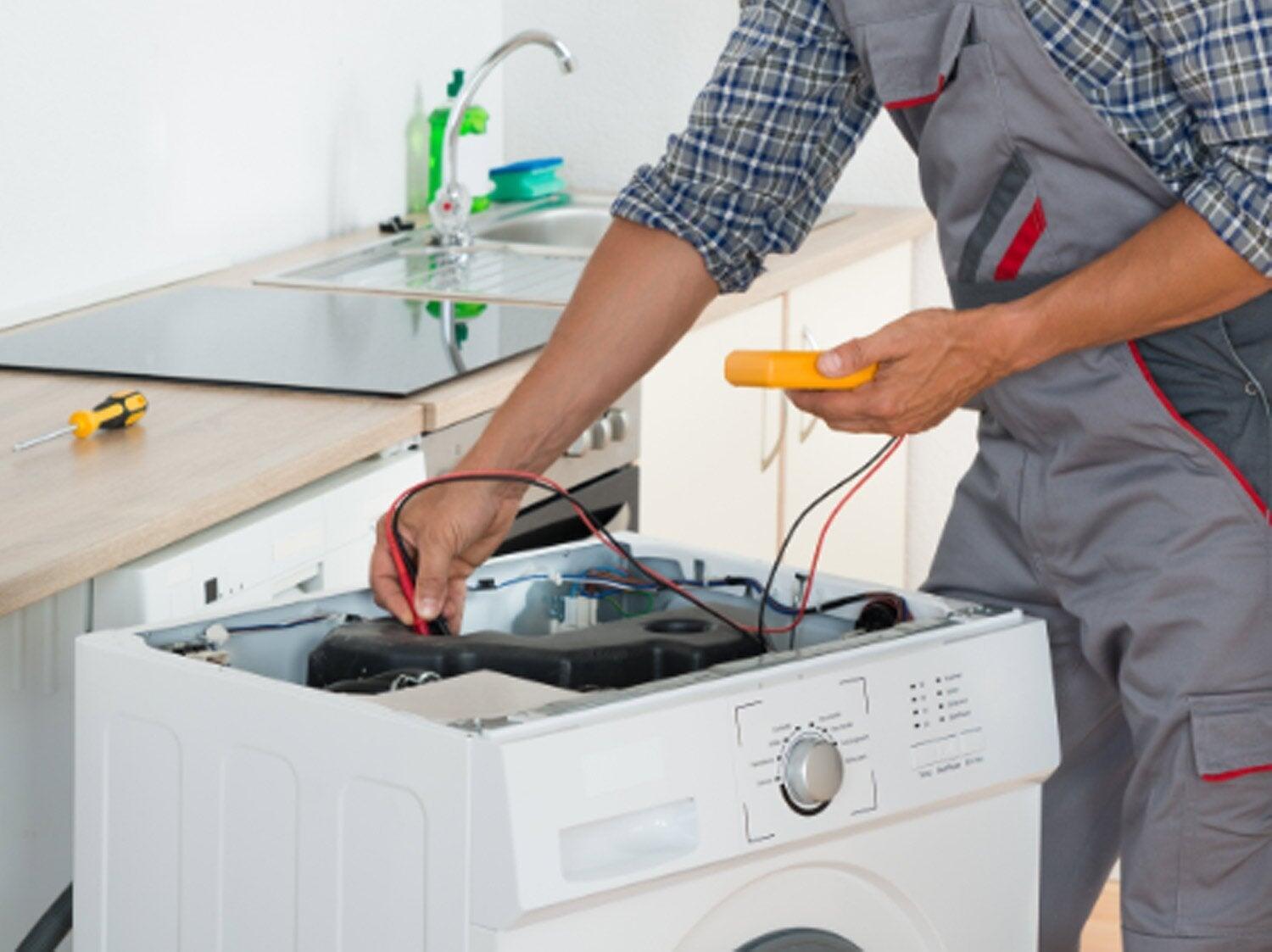 Comment installer un lave-vaisselle encastrable soi-même (d'avant 2015) ?