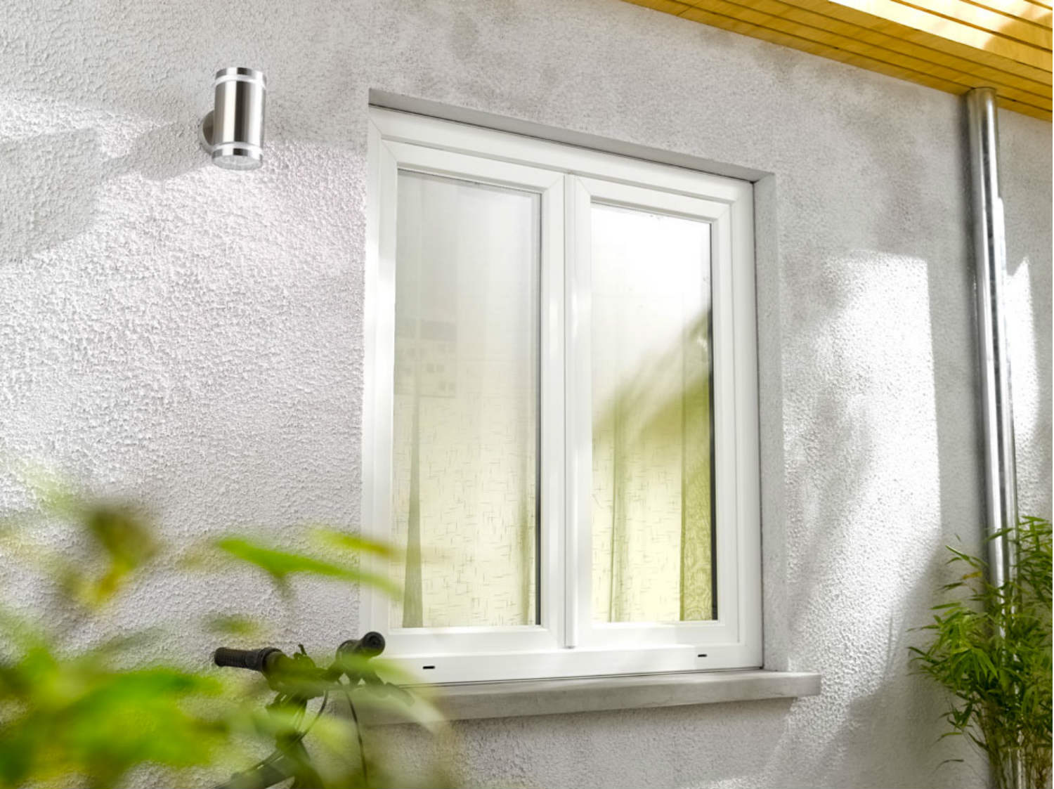 Pose d'une fenêtre, mur en brique avec isolation extérieure