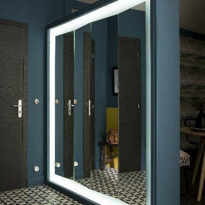 Une cloison de rangement dans l'entrée