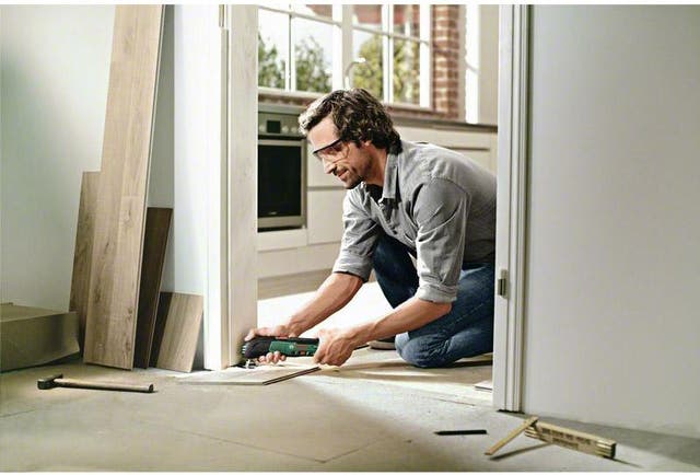 Photo illustrant un homme qui bricole