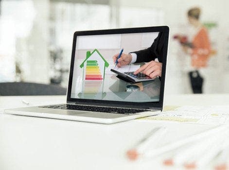 Photo d'un ordinateur sur un bureau