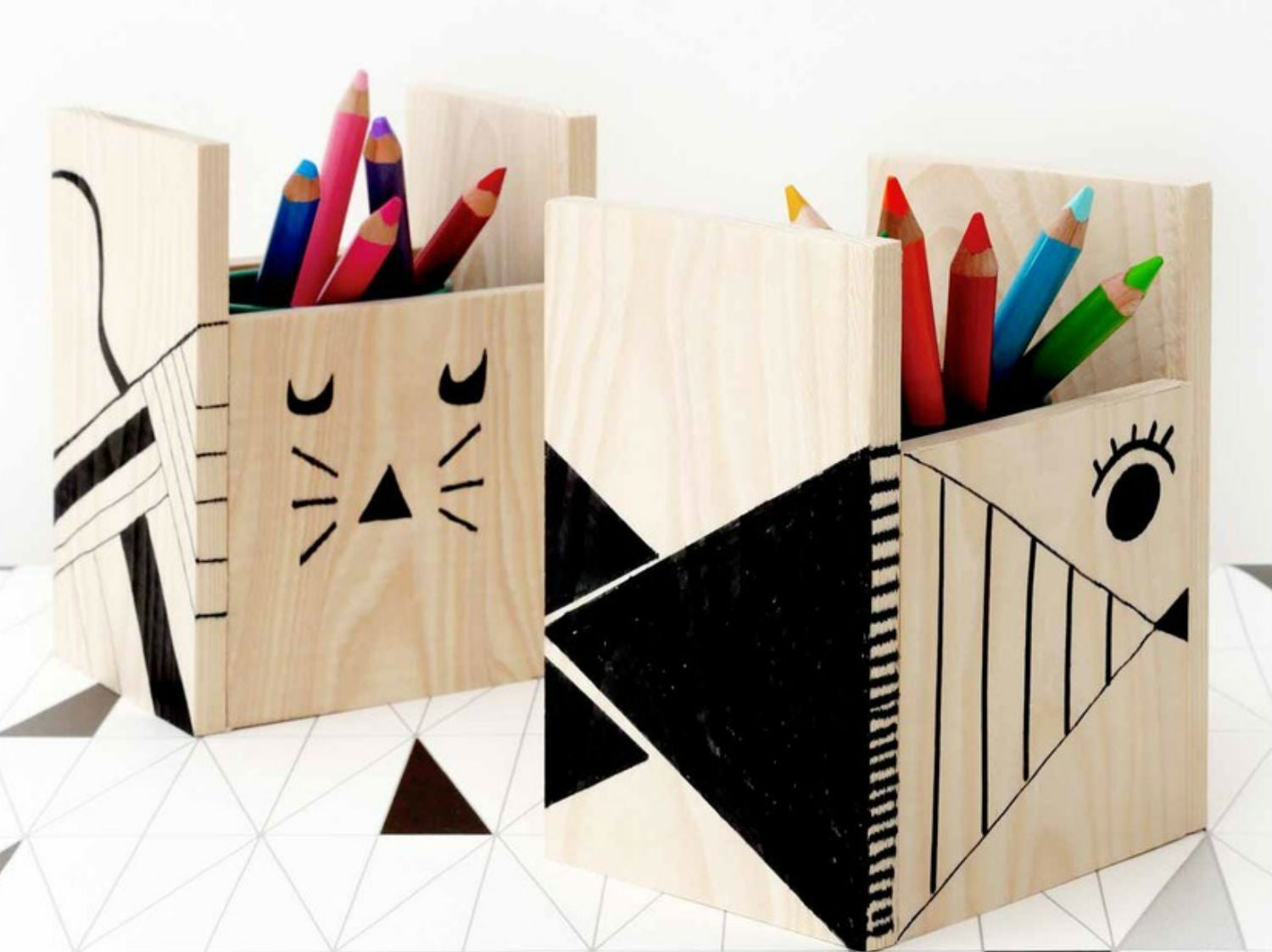 Trois modèles de pots à crayons, bricolage pour enfants.