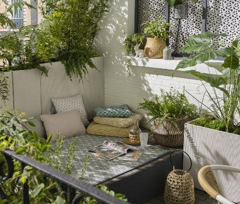 Comment planter des plantes aromatiques sur son balcon ? - Côté Maison